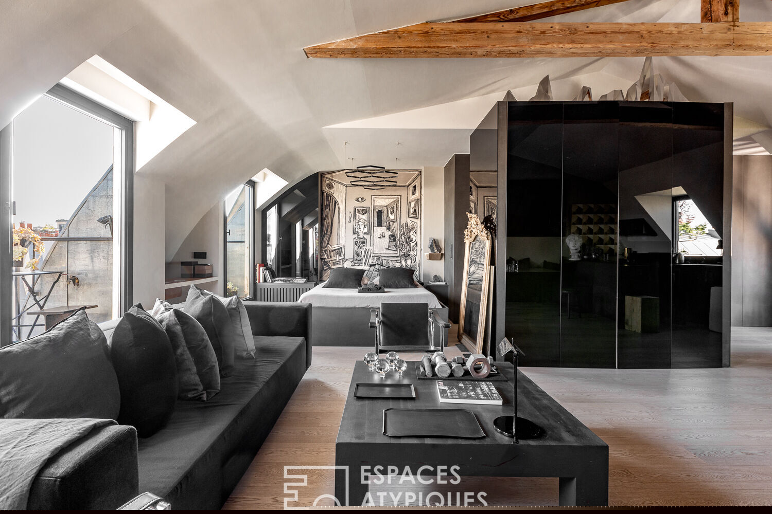 Dernier étage traversant avec extérieurs et vues – Louvre – Rivoli