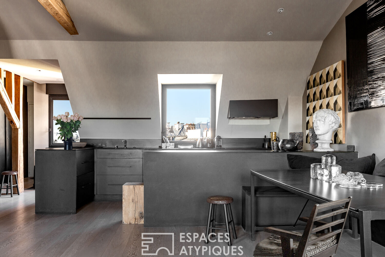 Dernier étage traversant avec extérieurs et vues – Louvre – Rivoli