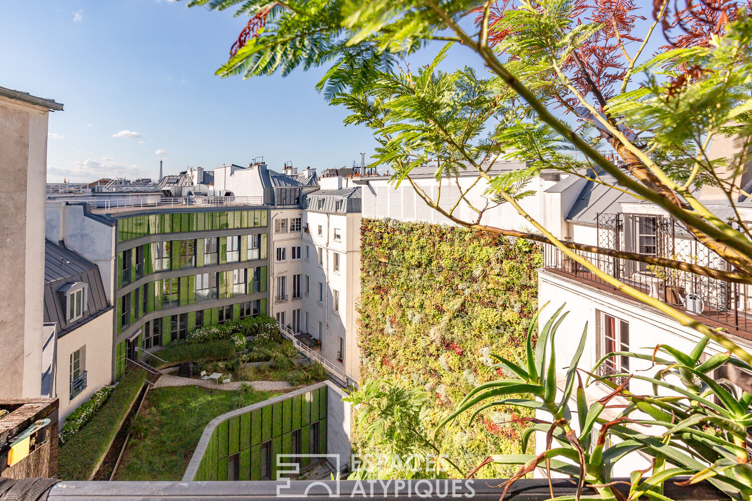 Dernier étage traversant avec extérieurs et vues – Louvre – Rivoli