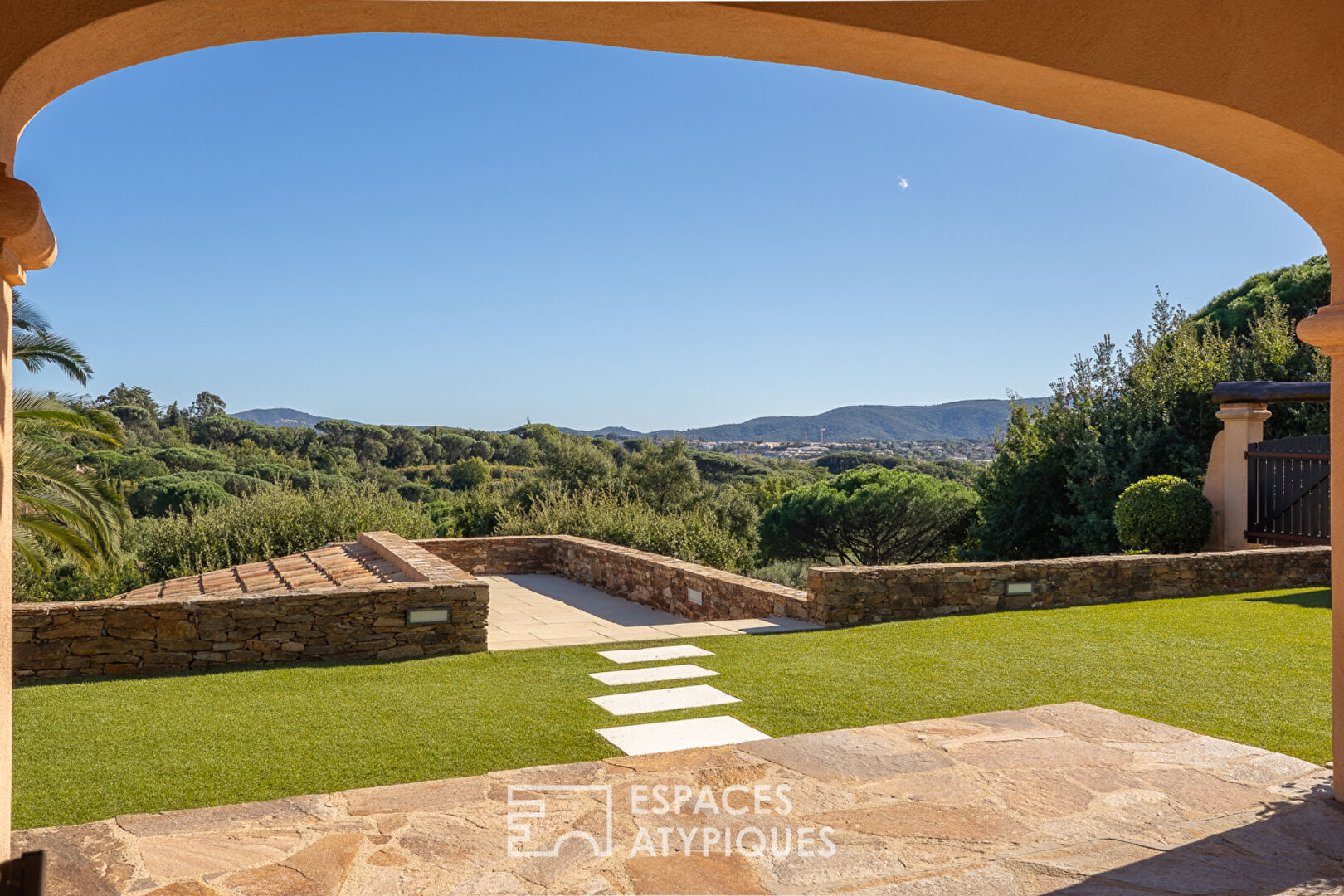 Mas Bourgeois en Position Dominante