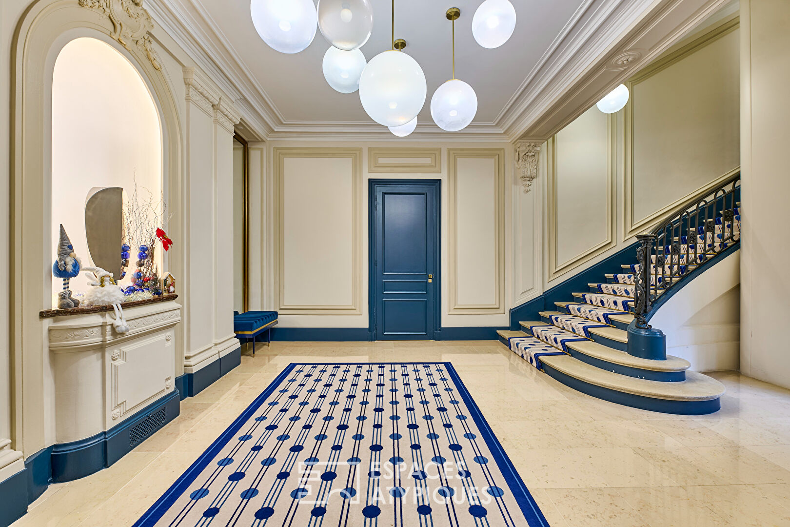 Exceptional top floor near Parc Monceau