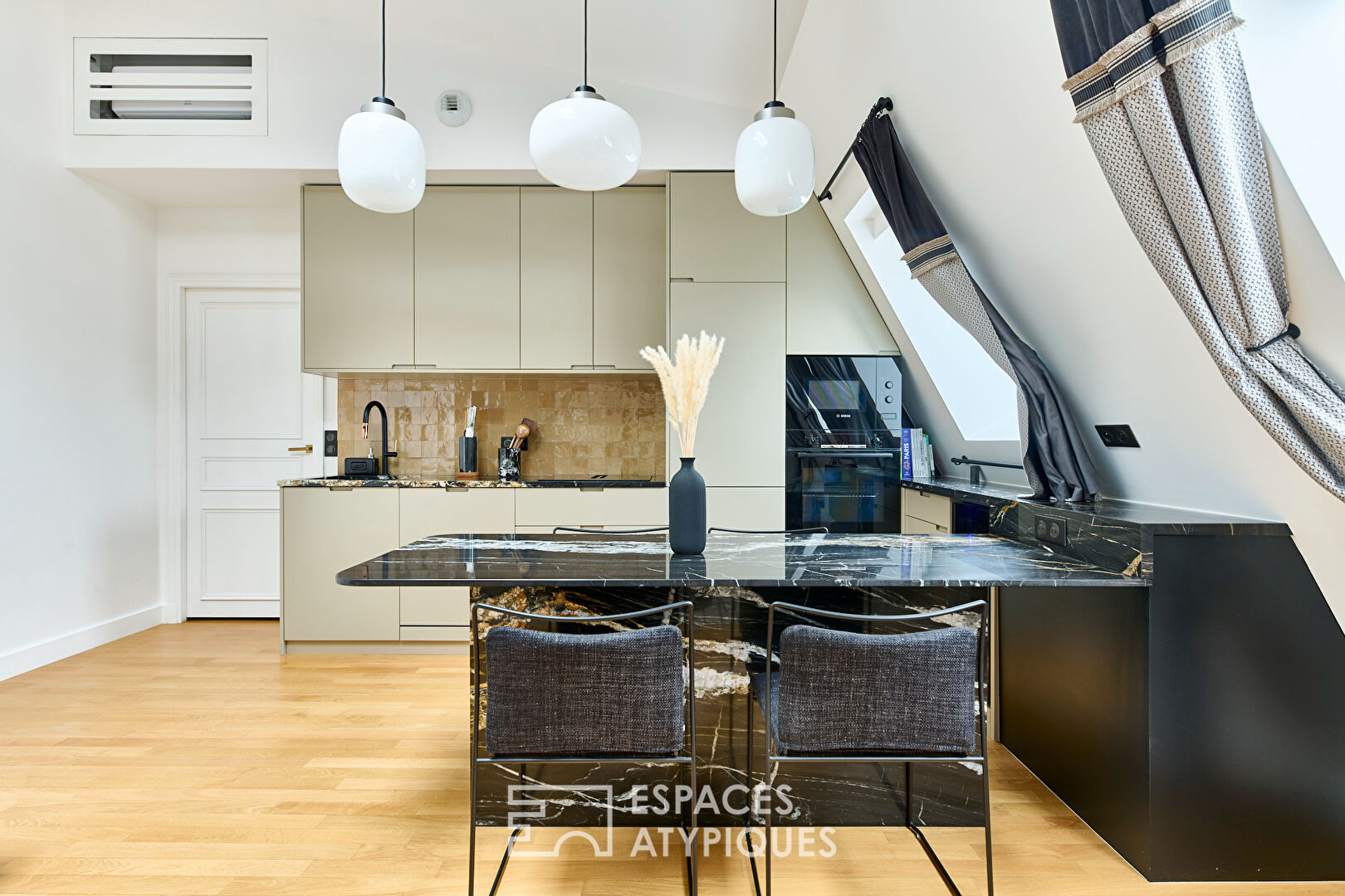 Exceptional top floor near Parc Monceau