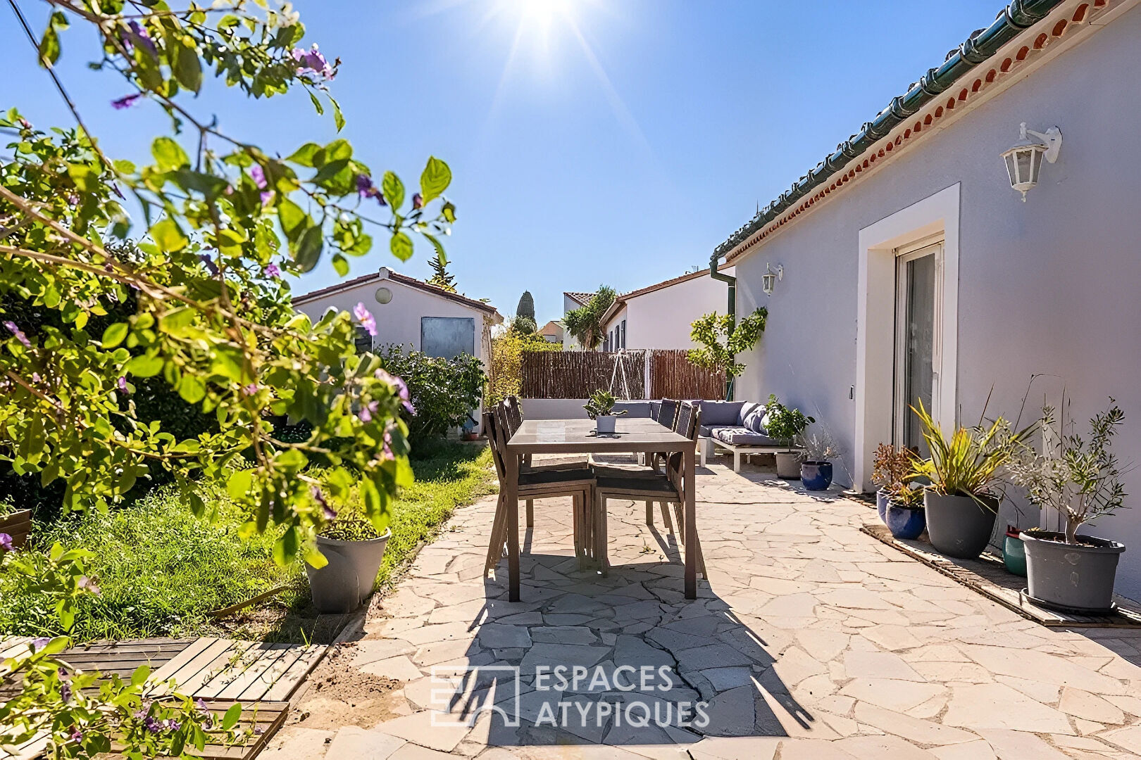 Plain-pied lumineux avec jardin paisible