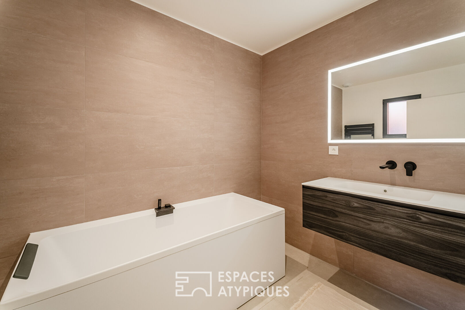 Narbonne center: luxury house with swimming pool and high-end services