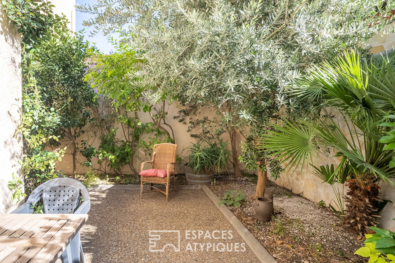 Maison de charme avec patio en centre-ville, proche des Halles