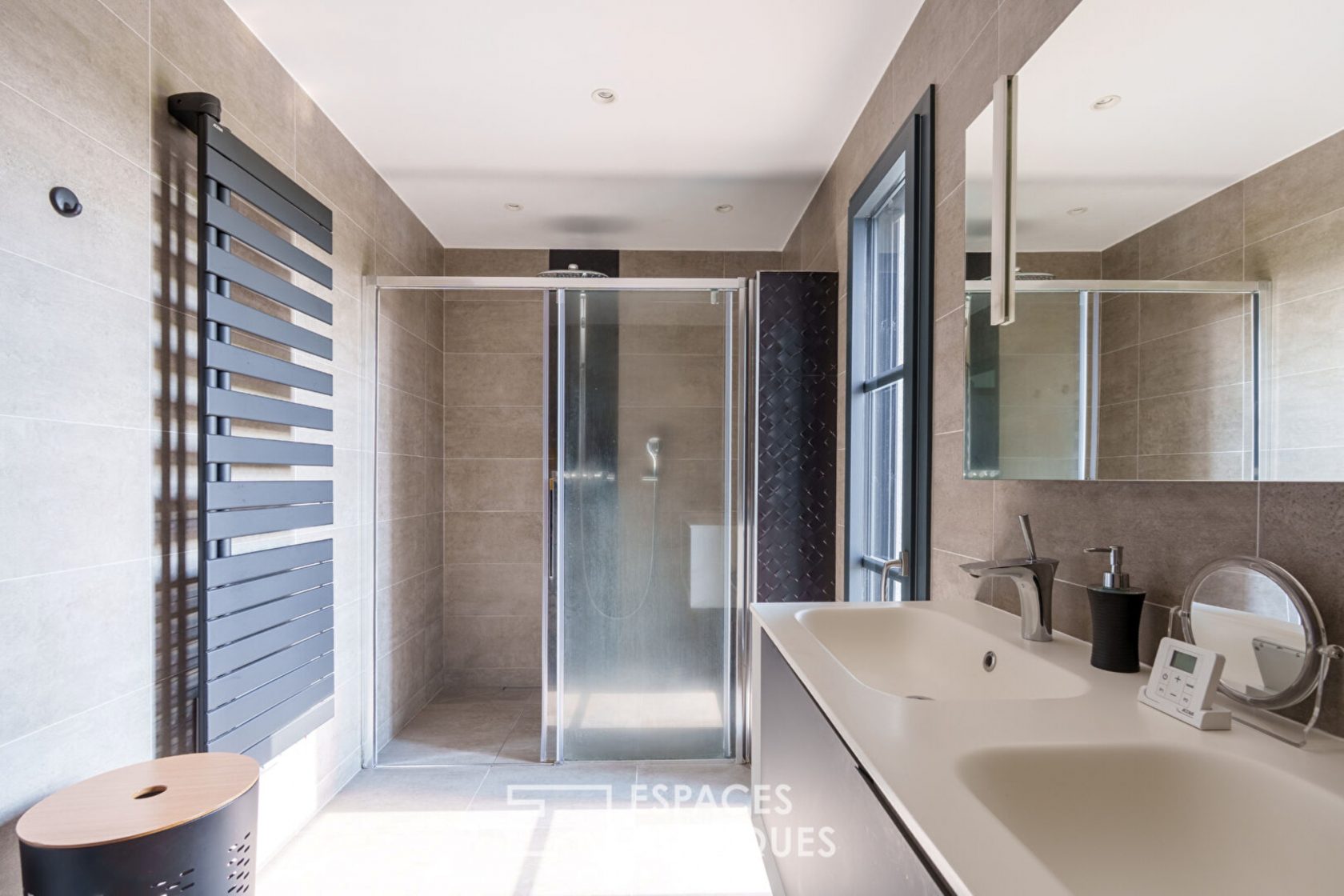 Maison contemporaine dans un cadre verdoyant