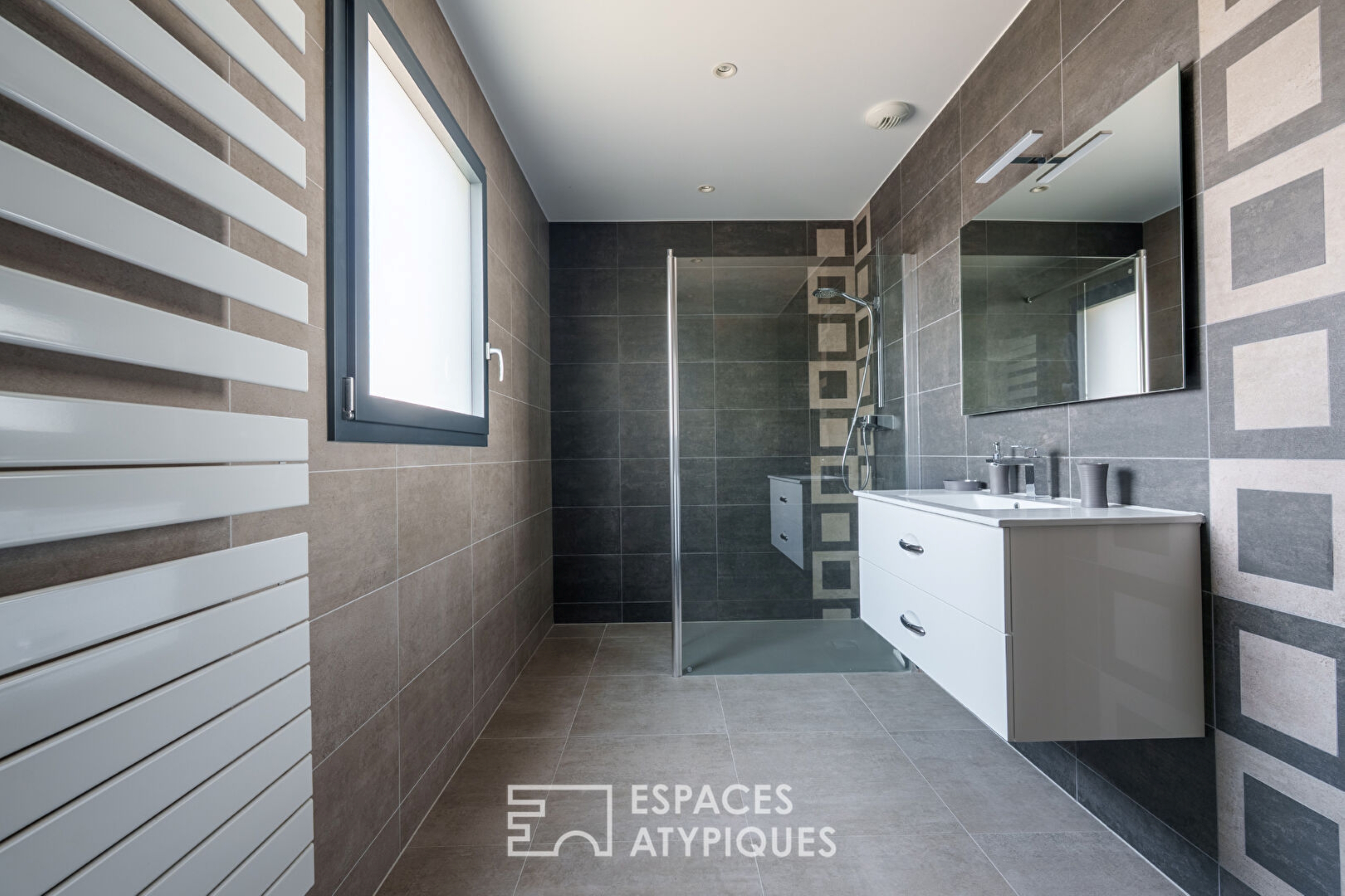 Maison contemporaine dans un cadre verdoyant