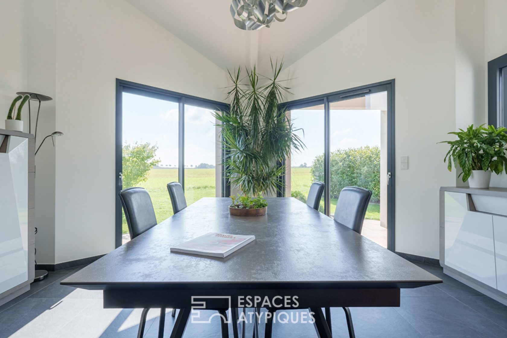 Maison contemporaine dans un cadre verdoyant