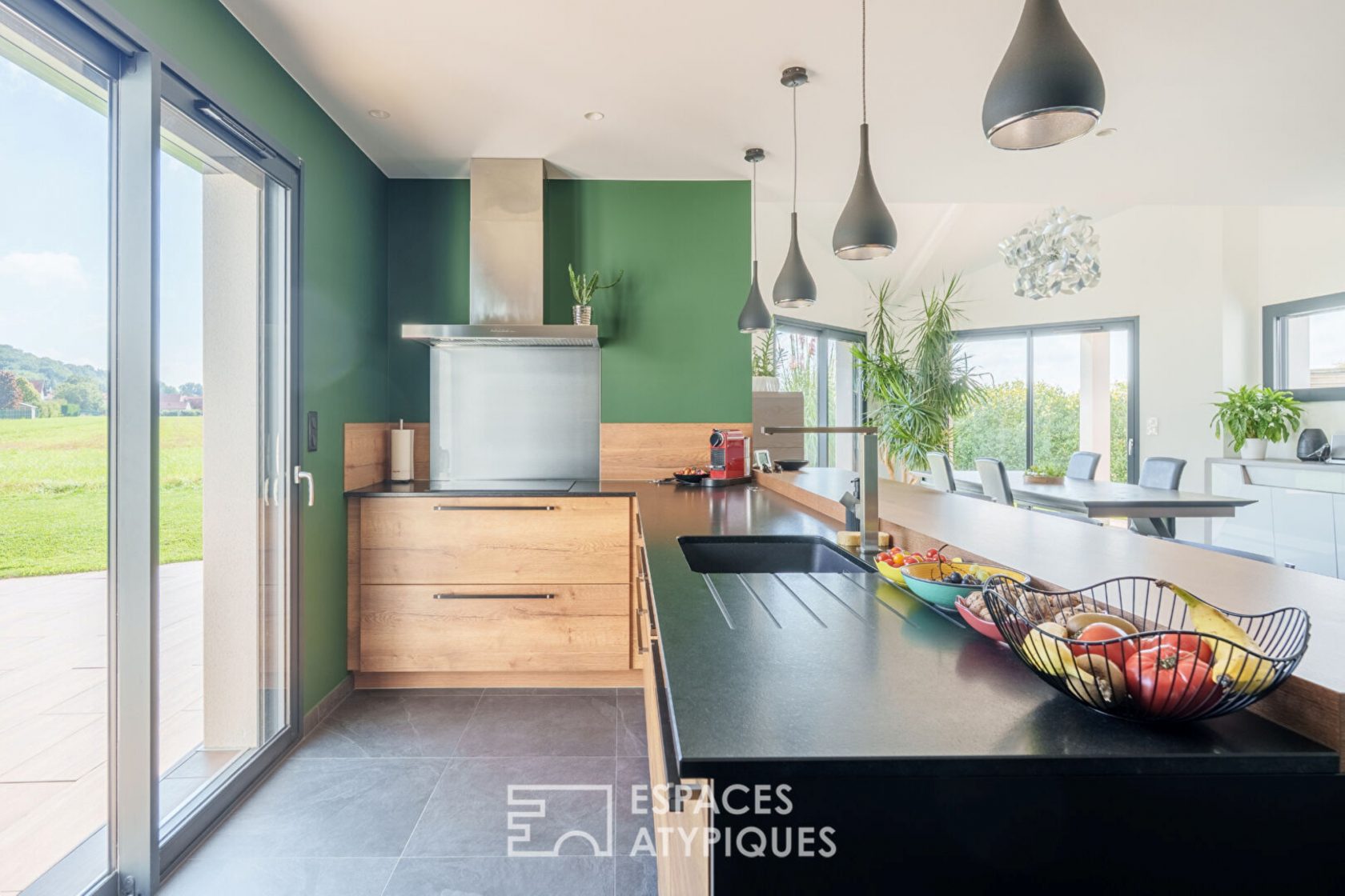 Maison contemporaine dans un cadre verdoyant