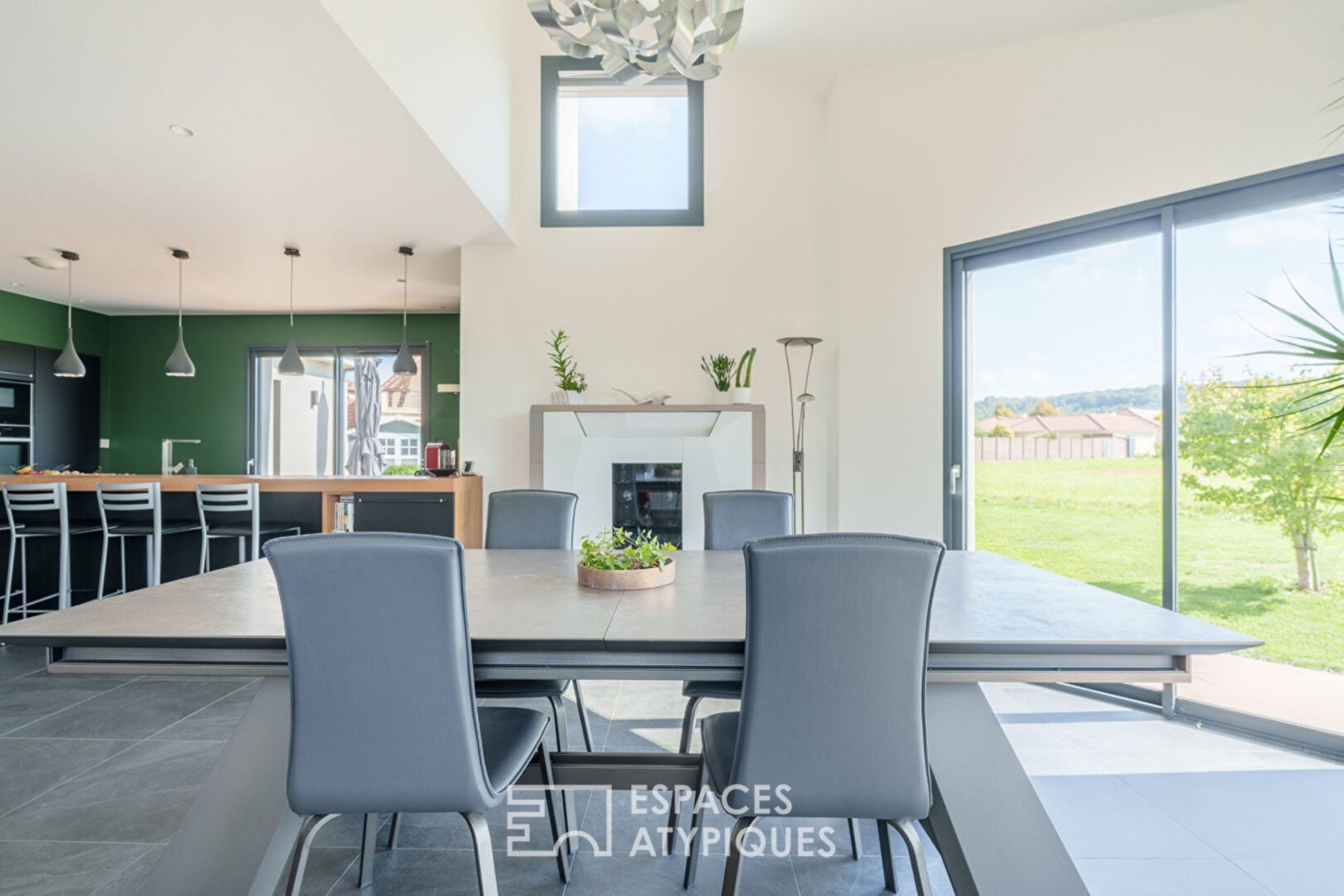 Maison contemporaine dans un cadre verdoyant