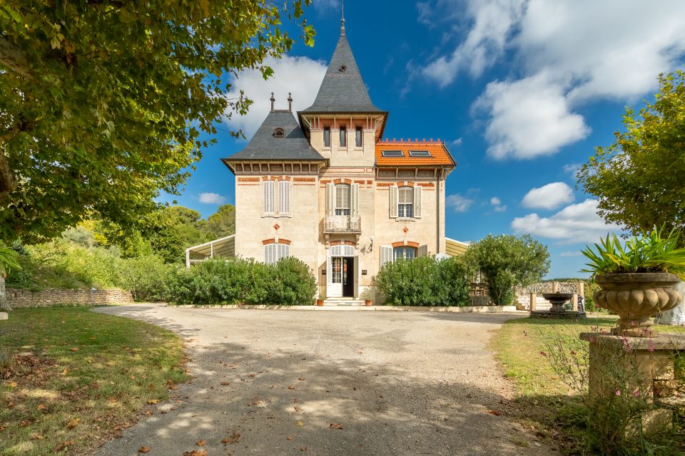 Vue de face d'un chateau sur la cote d'azur 