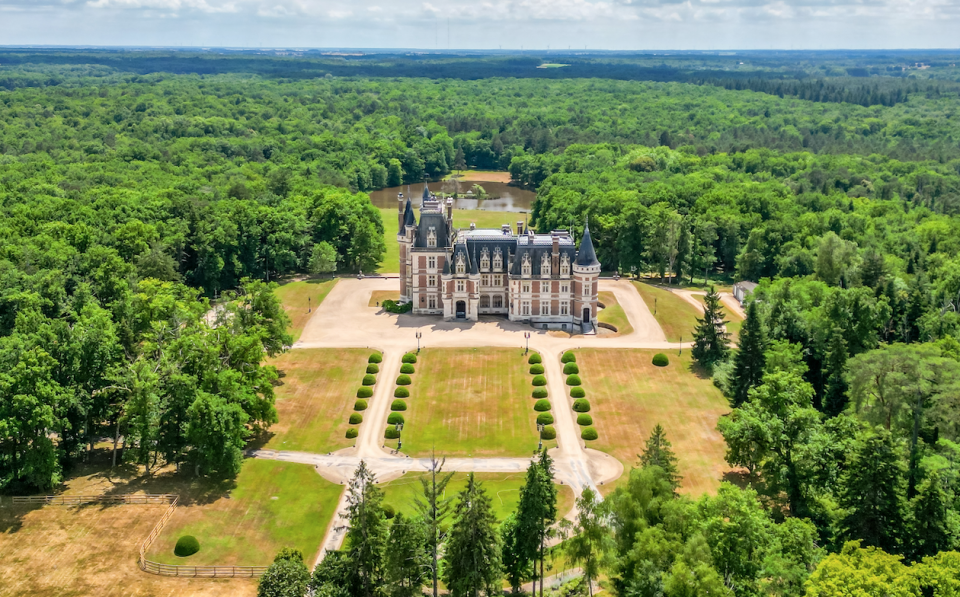 Vue éloignée d'un chateau néogothique 