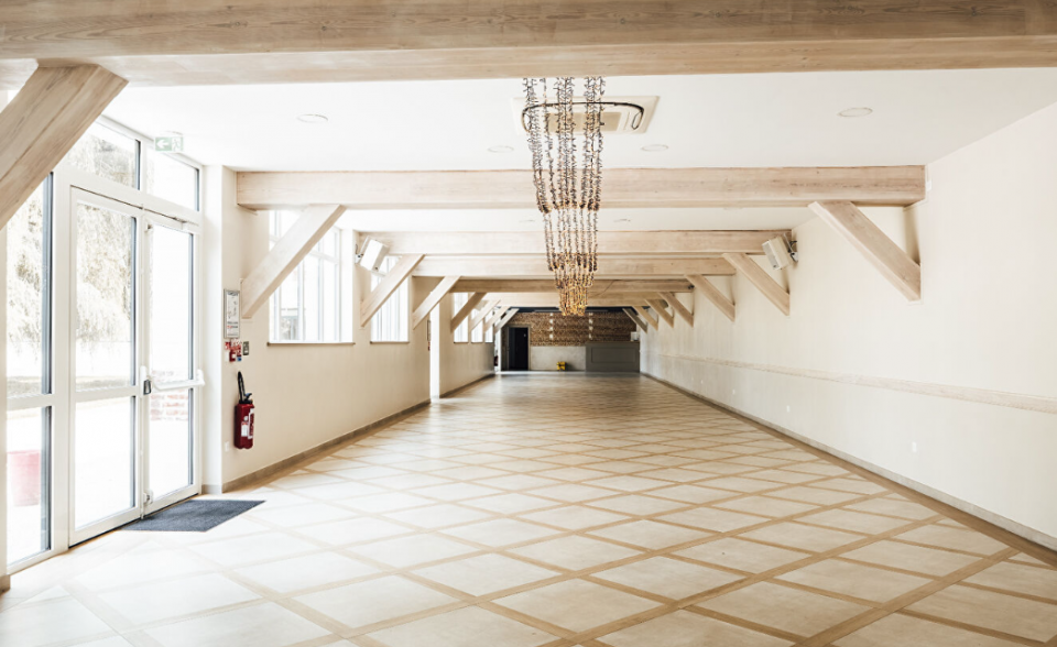 Grand hall de chateau rénové 