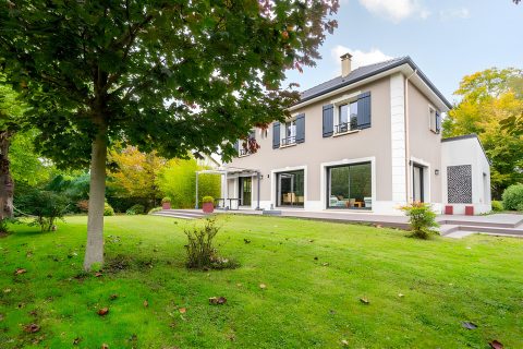 Maison d’architecte avec jardin, en lisière de forêt
