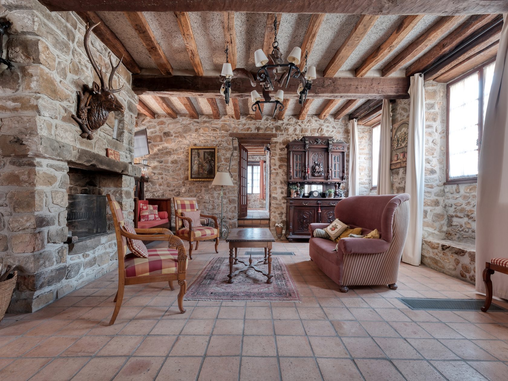 La maison historique dans le village de Saint-Sulpice-de-Favières