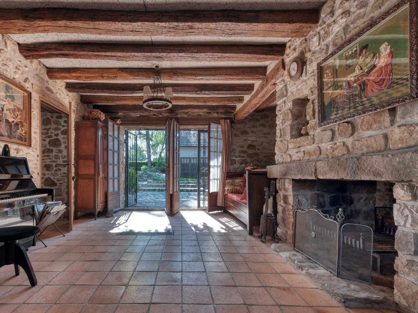 La maison historique dans le village de Saint-Sulpice-de-Favières