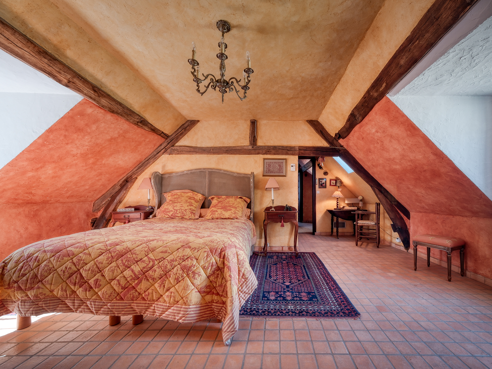 La maison historique dans le village de Saint-Sulpice-de-Favières