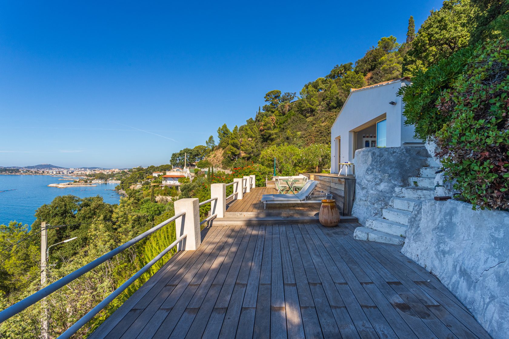 Ensemble de deux maisons dans un parc de verdure face à la mer