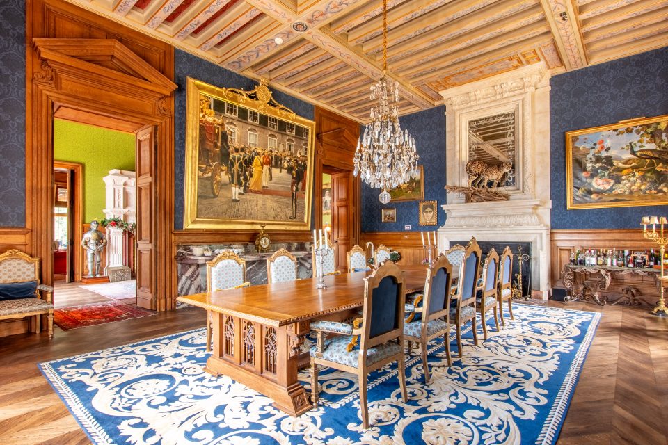 Salle à manger d'un chateau néogothique