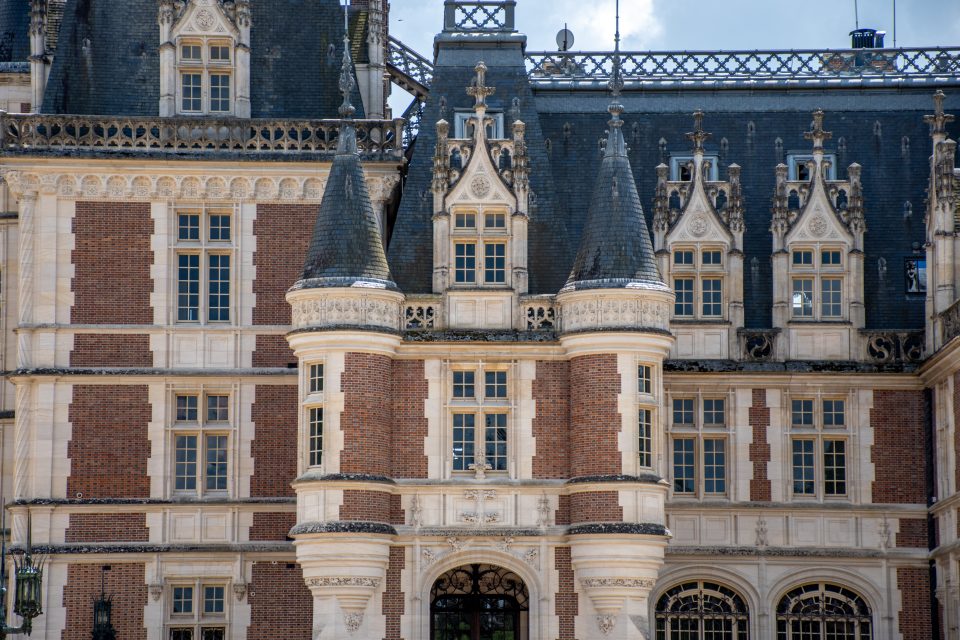Zoom sur la facade d'un chateau néogothique