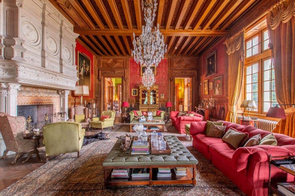 Salon et sa grande cheminée d'un chateau néogothique