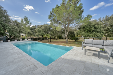 Villa contemporaine de plain-pied avec piscine à débordement – Collines Ouest