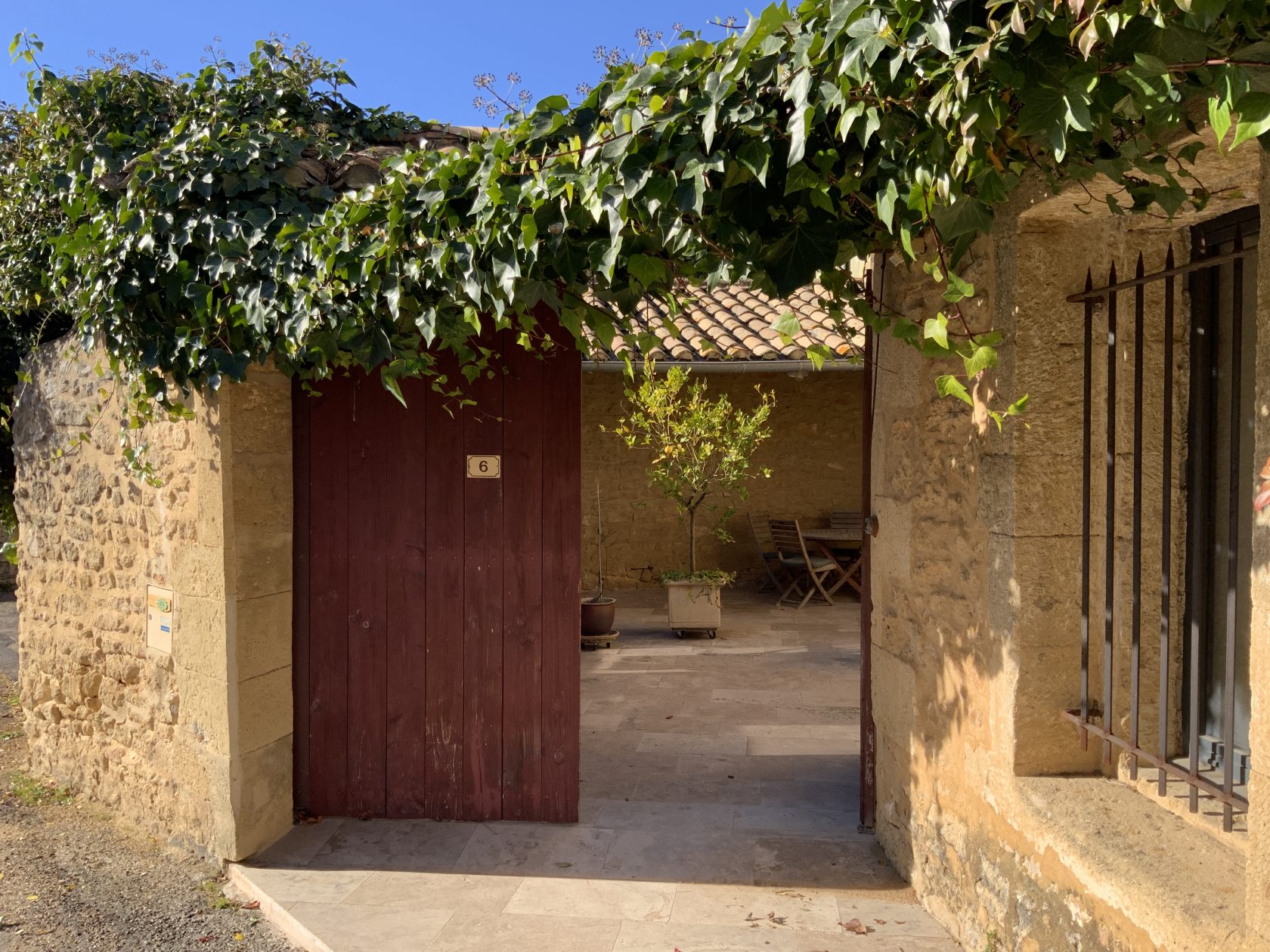 Bright village house with swimming pool near Uzès