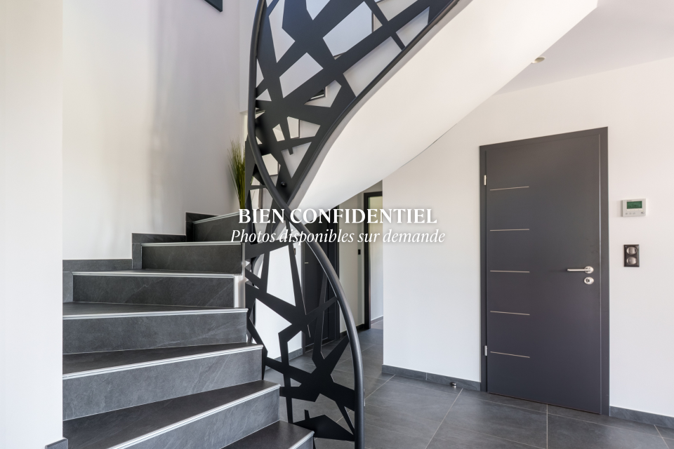 Maison contemporaine dans un cadre verdoyant