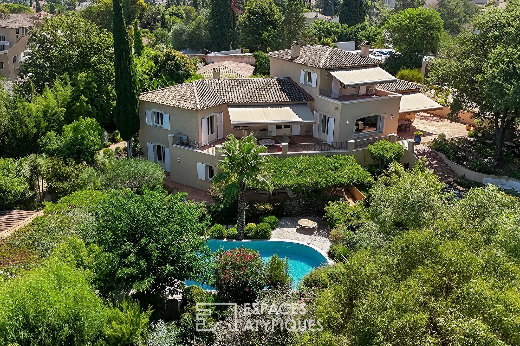 Architect’s house with paysager park, swimming pools and annexes