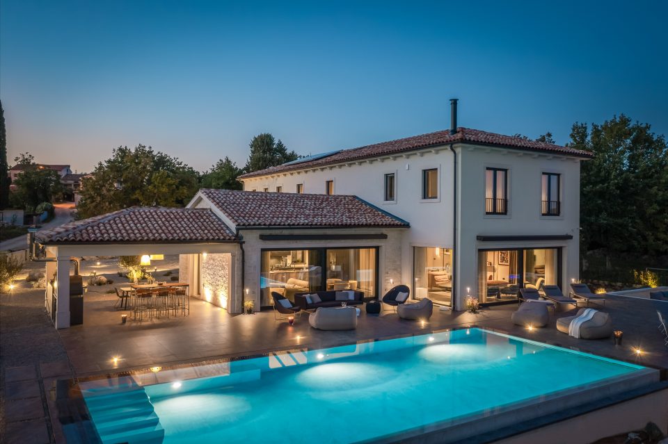 Villa avec piscine en Croatie illuminée de nuit