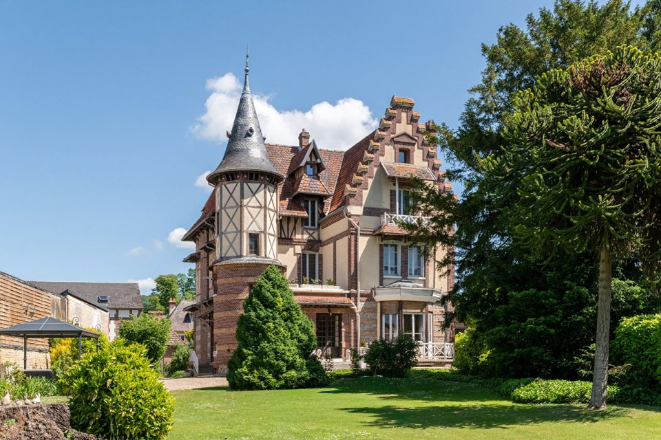 Belle Epoque villa, outbuildings and landscaped park in the heart of the village