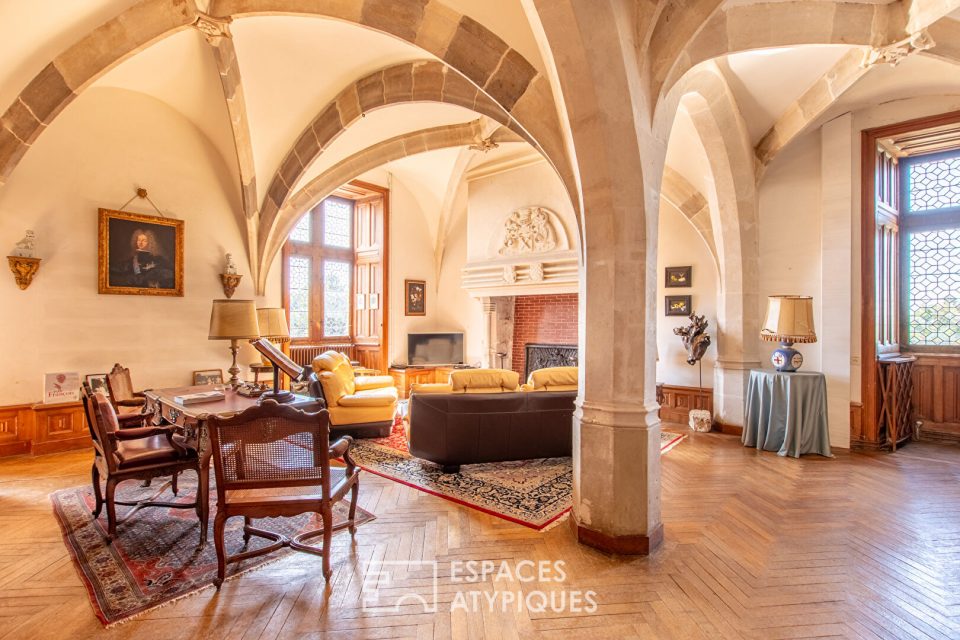 salon d'un château avec de grandes arches