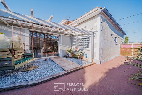 Maison rénovée esprit bassin avec jardin et dépendance au centre-ville