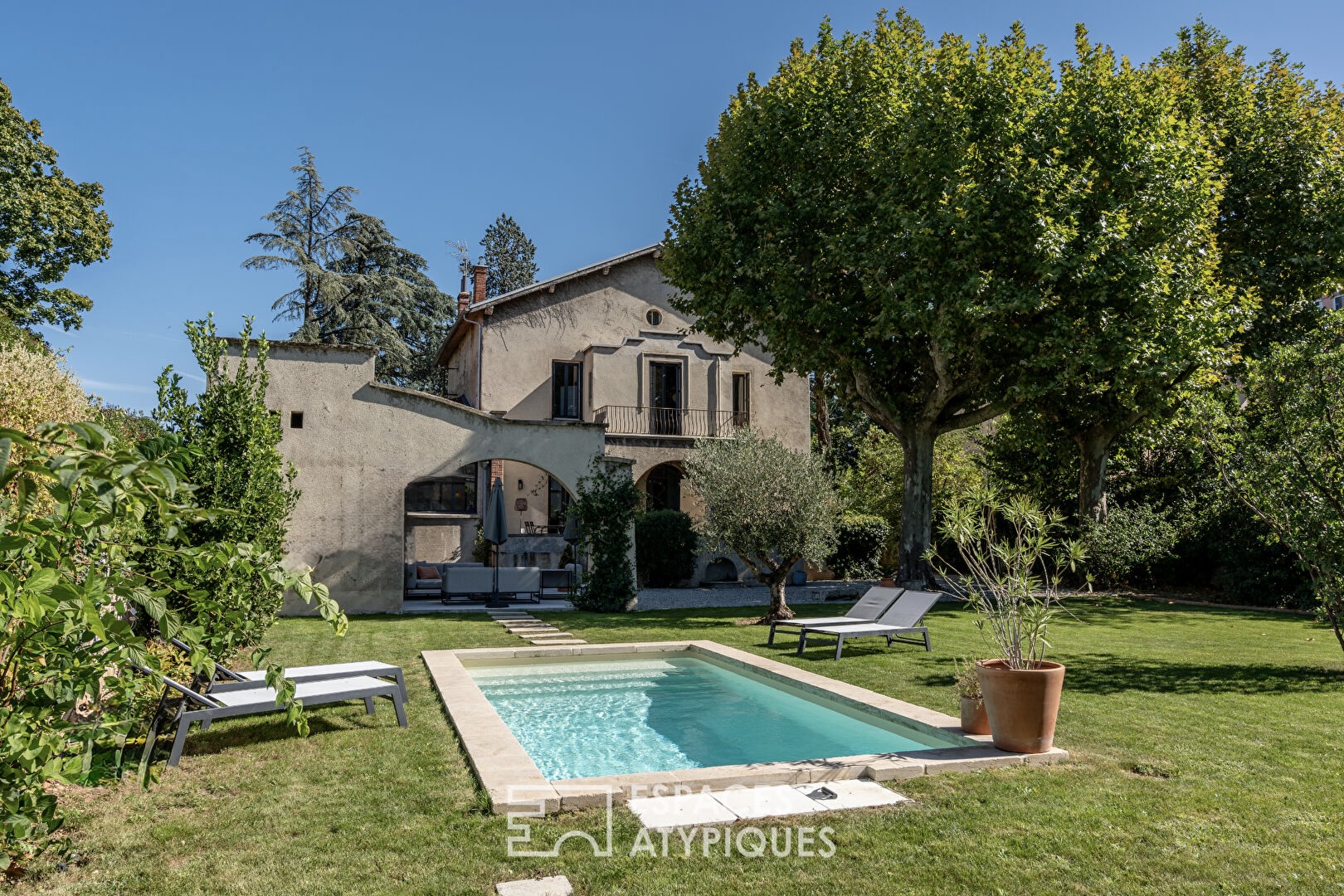 Grande maison bourgeoise rénovée avec jardin et piscine en centre ville