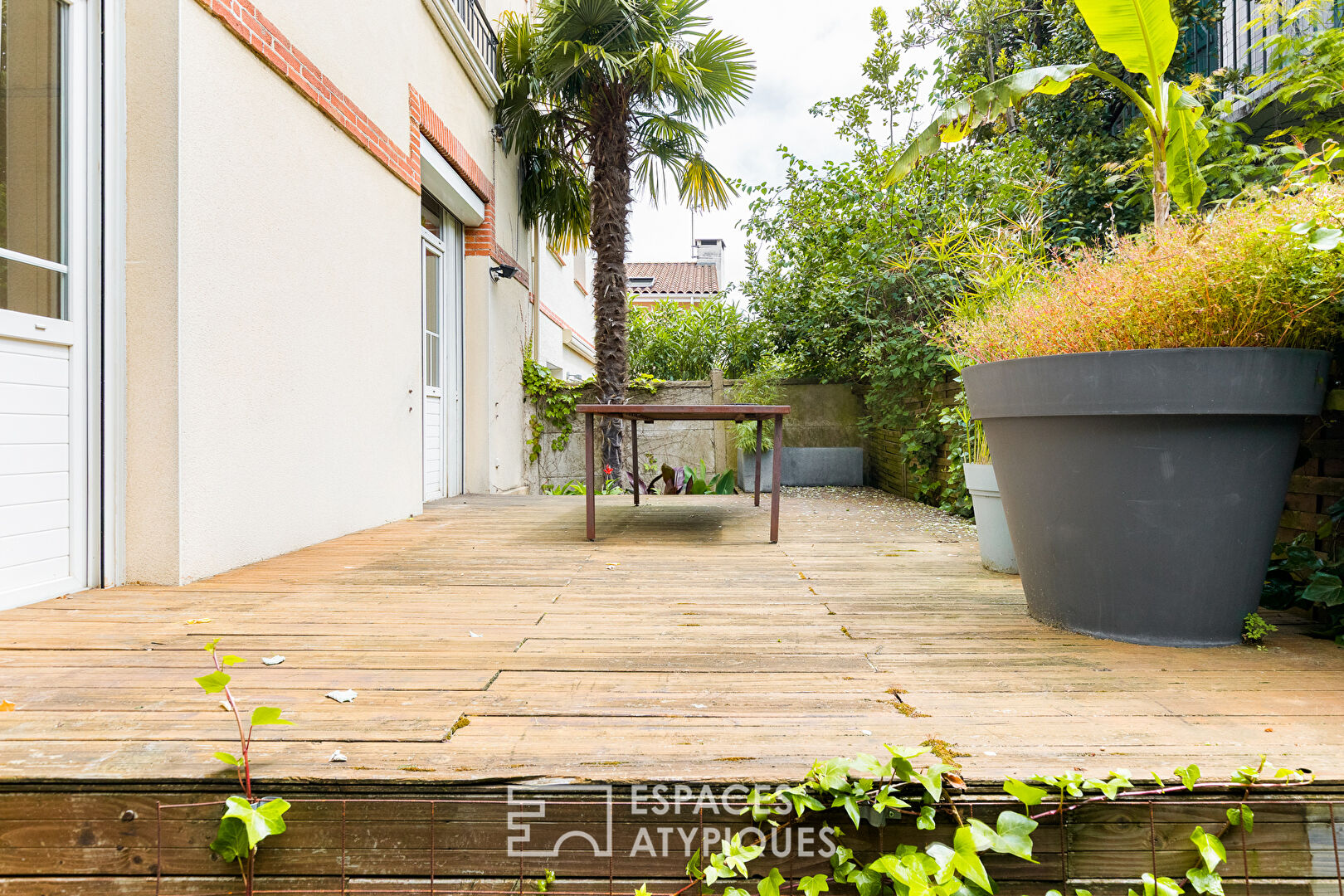 Maison et son jardin au coeur de Guilhemery