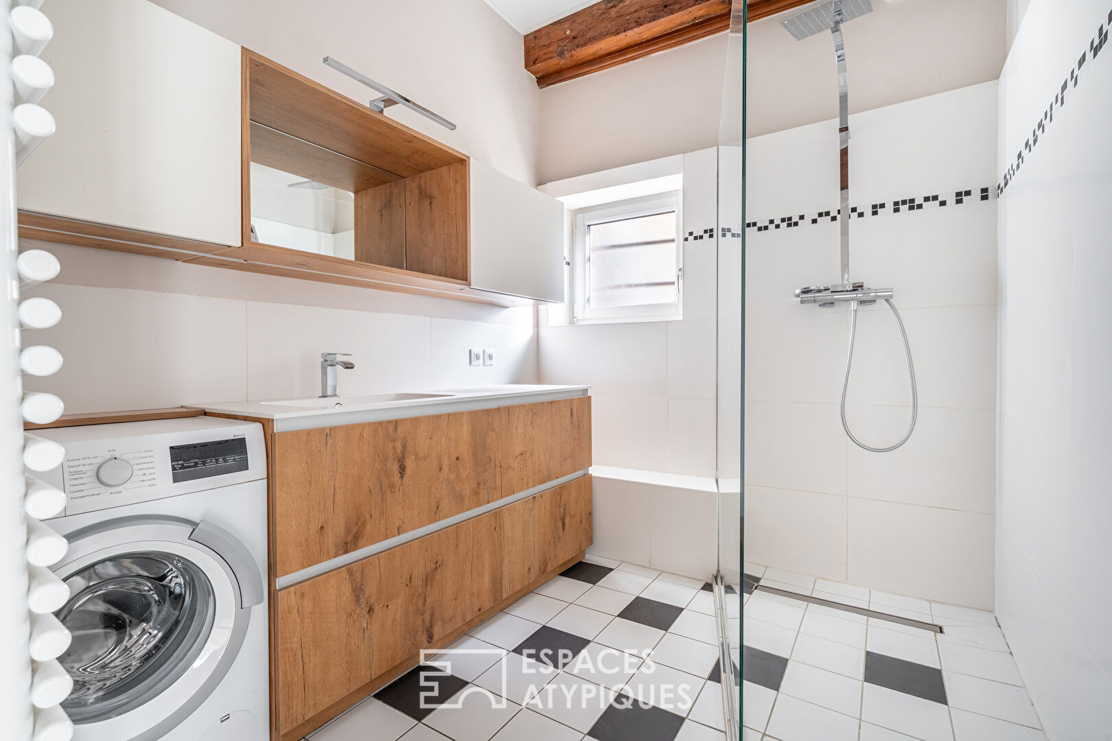 Charme historique et vue panoramique en dernier étage.