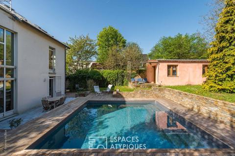 Maison rénovée avec piscine à proximité des commerces et de la gare.