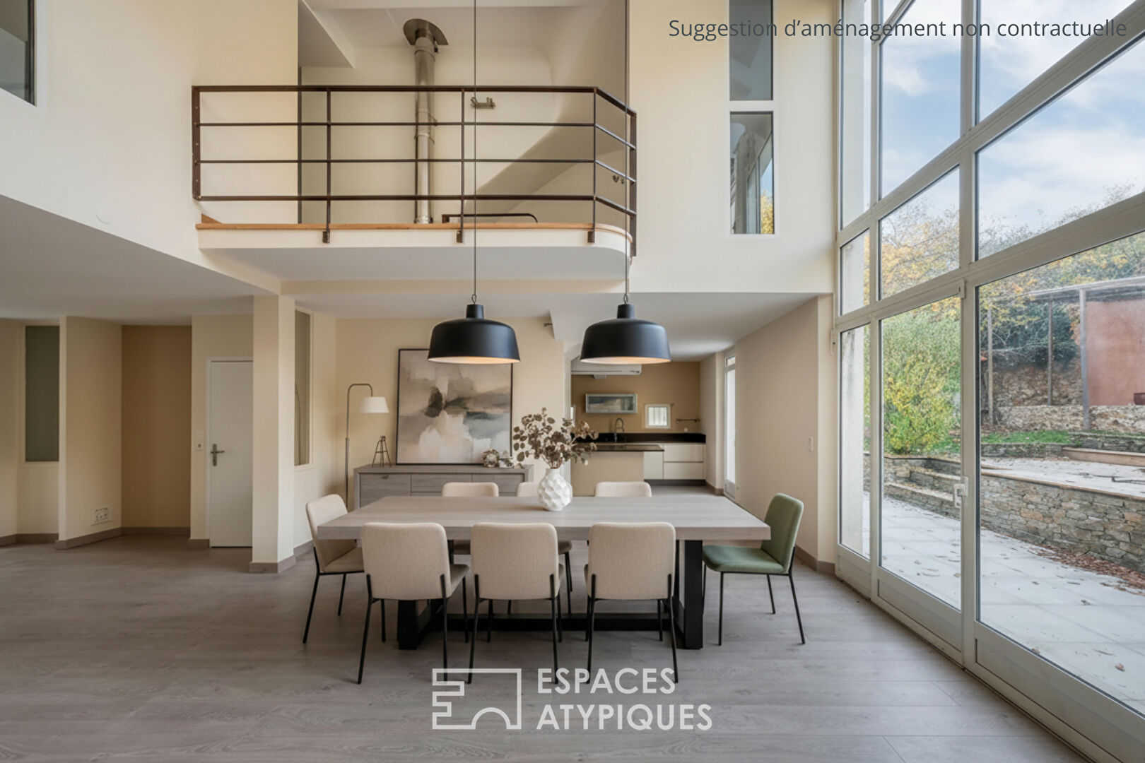 Maison rénovée avec piscine à proximité des commerces et de la gare.