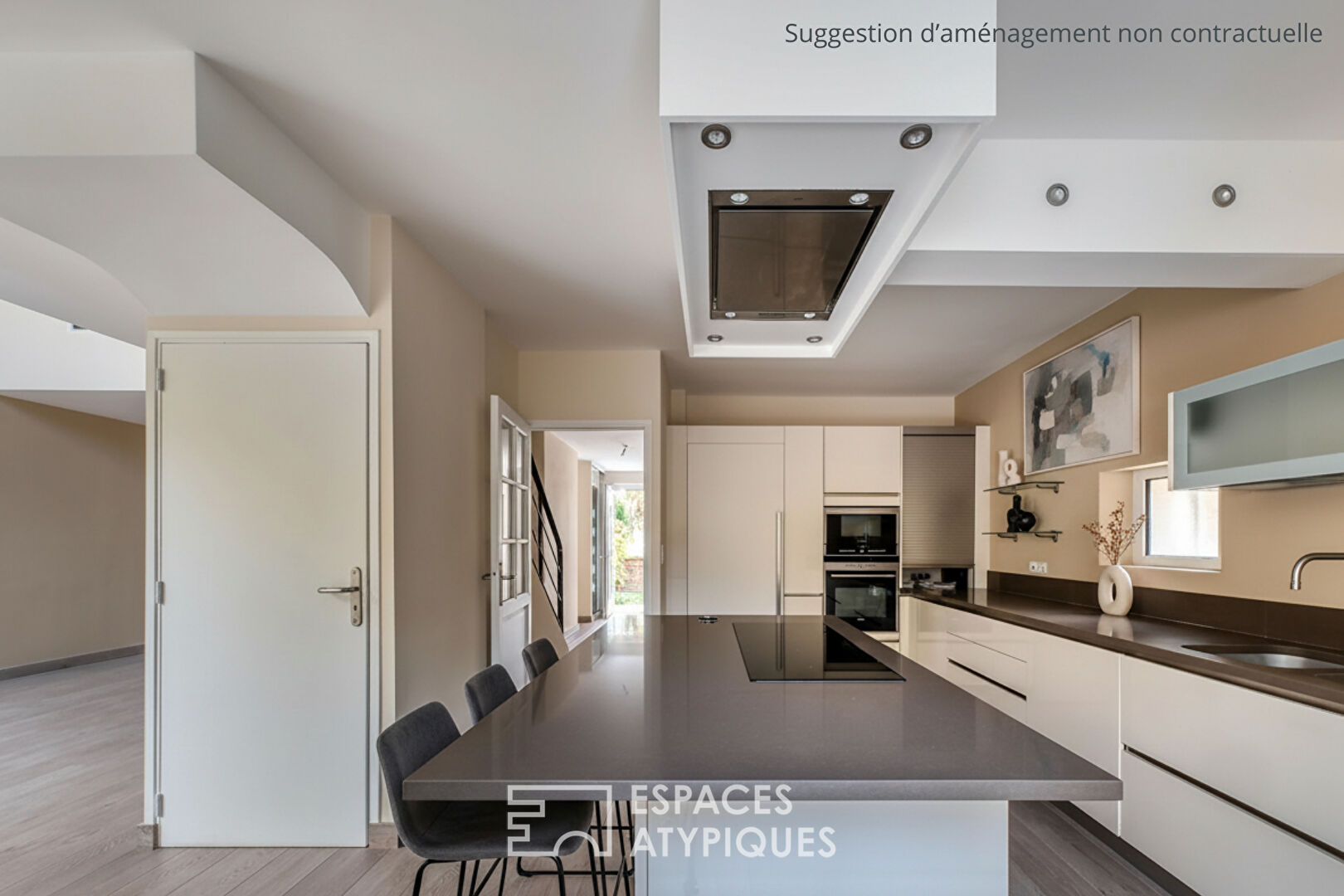 Maison rénovée avec piscine à proximité des commerces et de la gare.