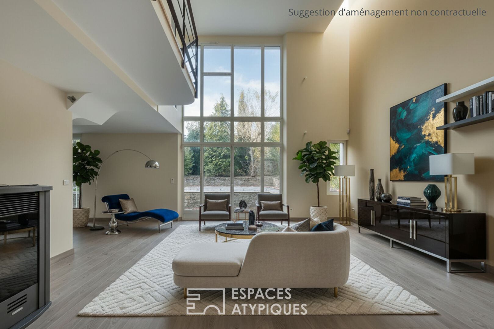 Maison rénovée avec piscine à proximité des commerces et de la gare.