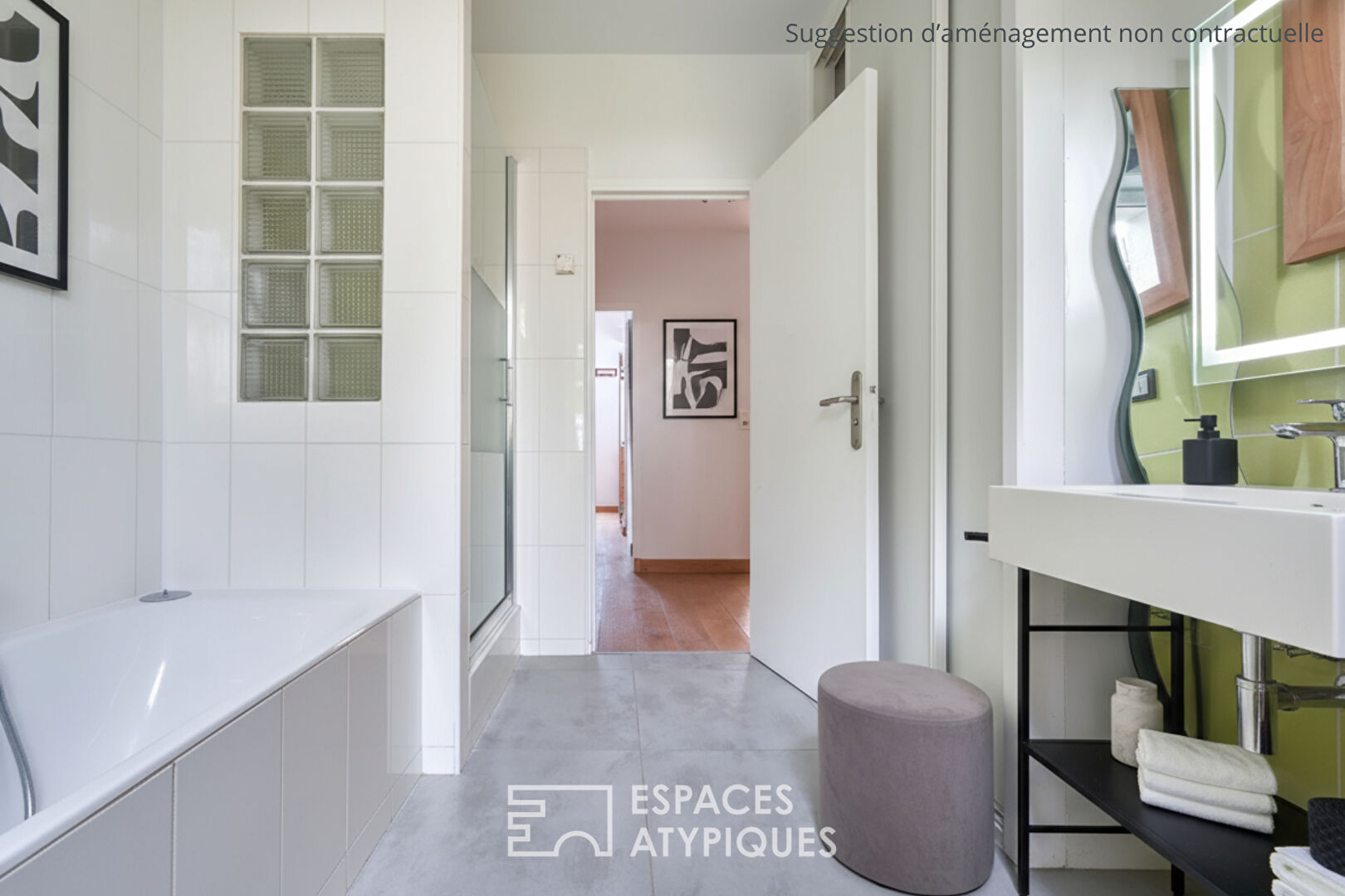 Maison rénovée avec piscine à proximité des commerces et de la gare.