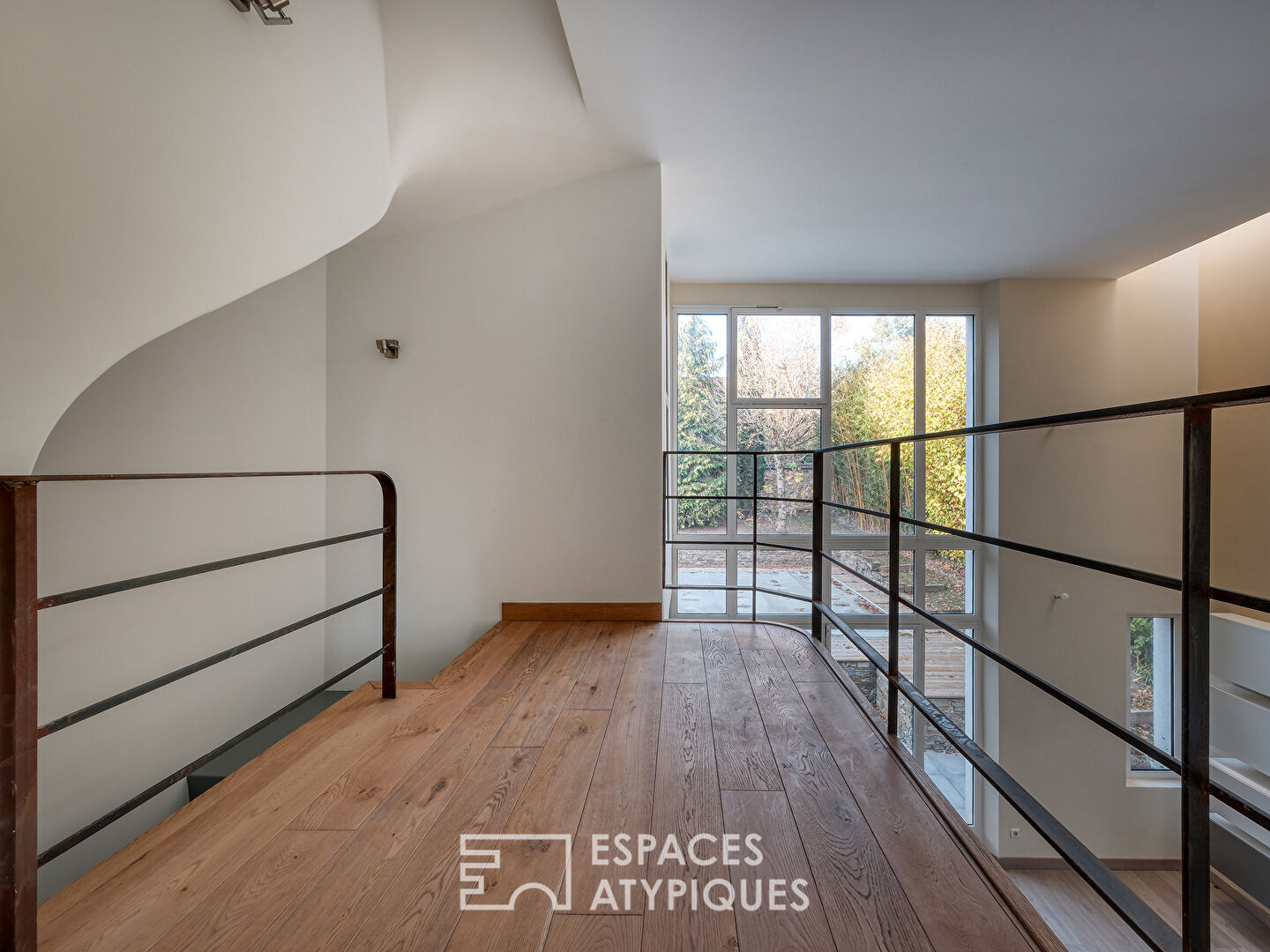 Maison rénovée avec piscine à proximité des commerces et de la gare.