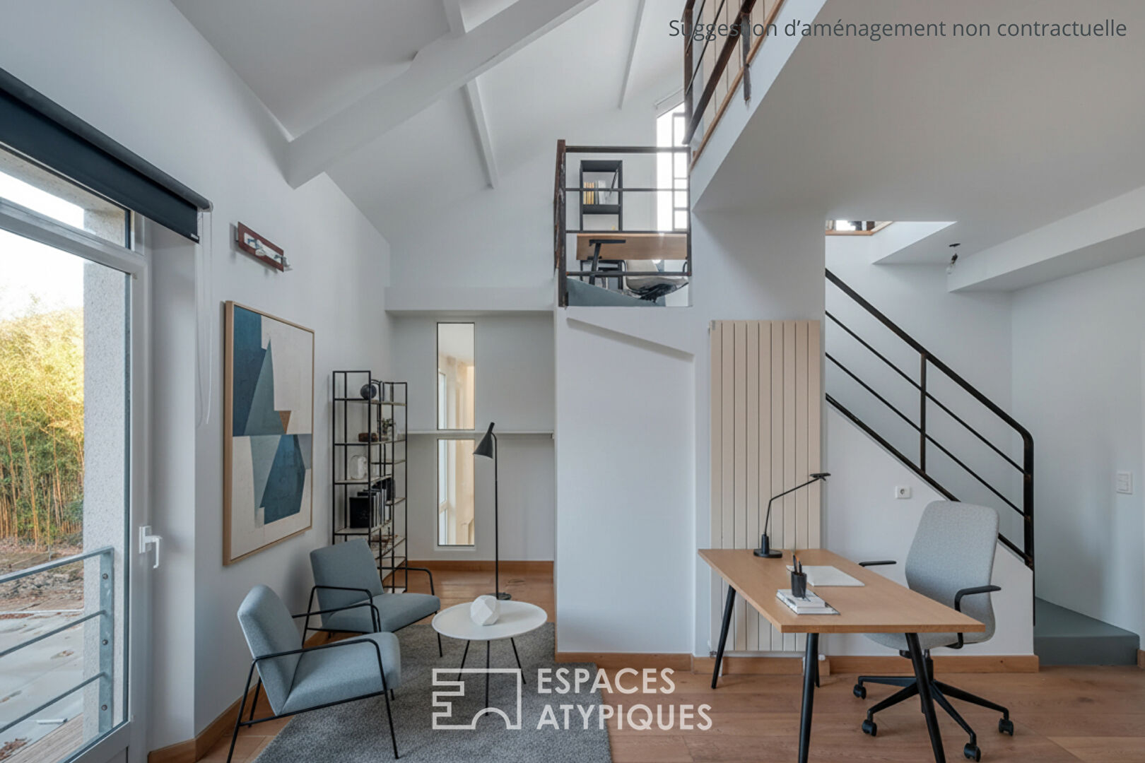 Maison rénovée avec piscine à proximité des commerces et de la gare.