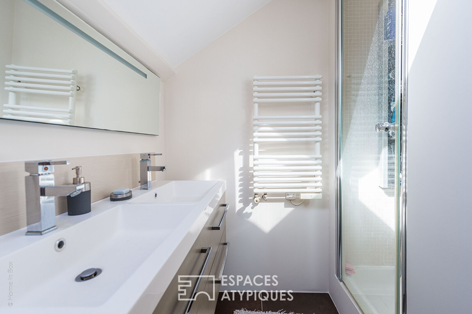 Maison rénovée avec piscine à proximité des commerces et de la gare.