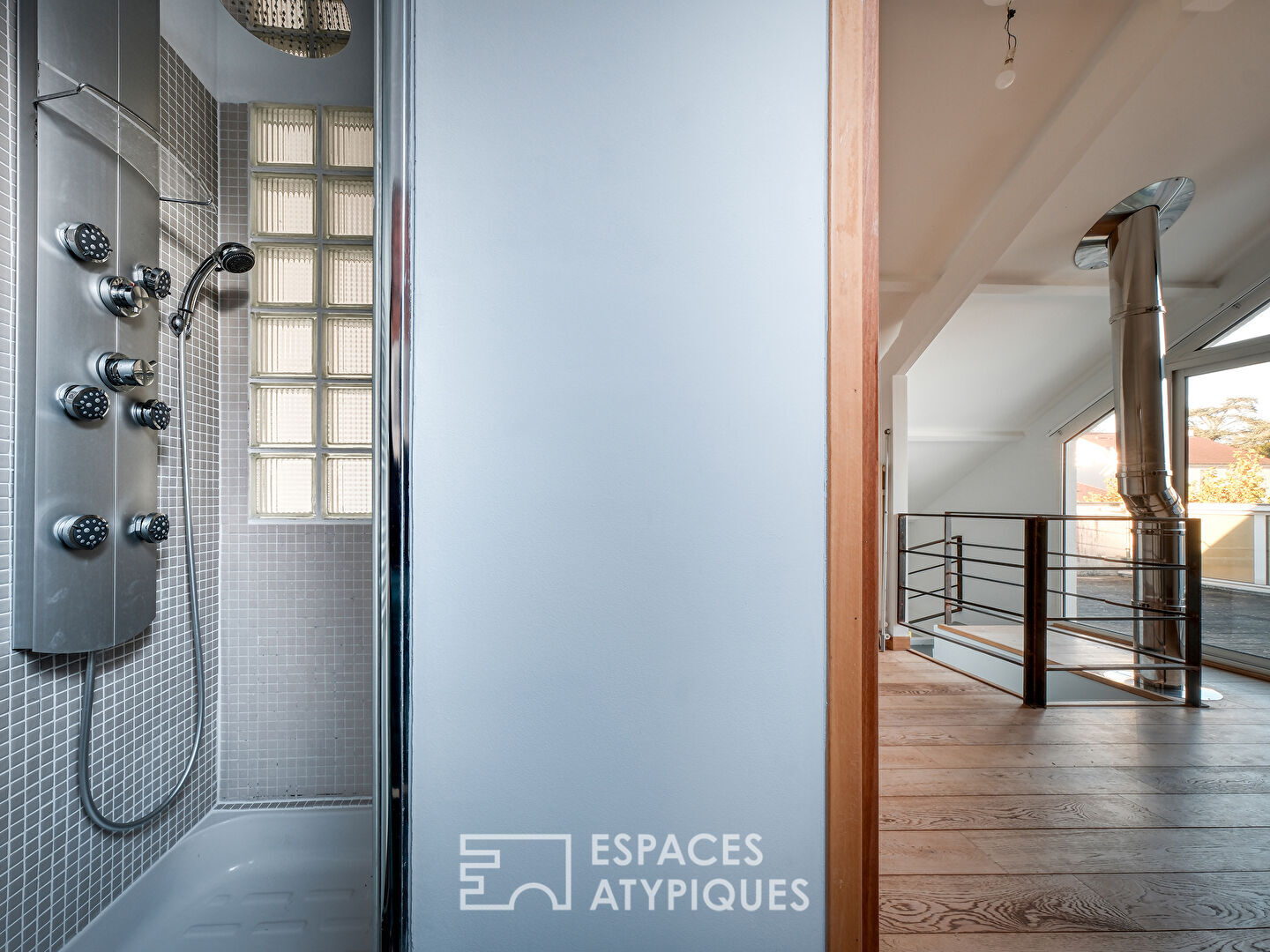 Maison rénovée avec piscine à proximité des commerces et de la gare.