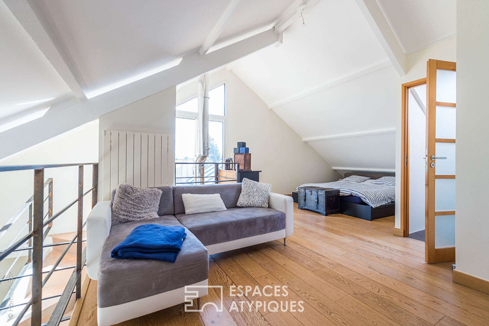 Maison rénovée avec piscine à proximité des commerces et de la gare.