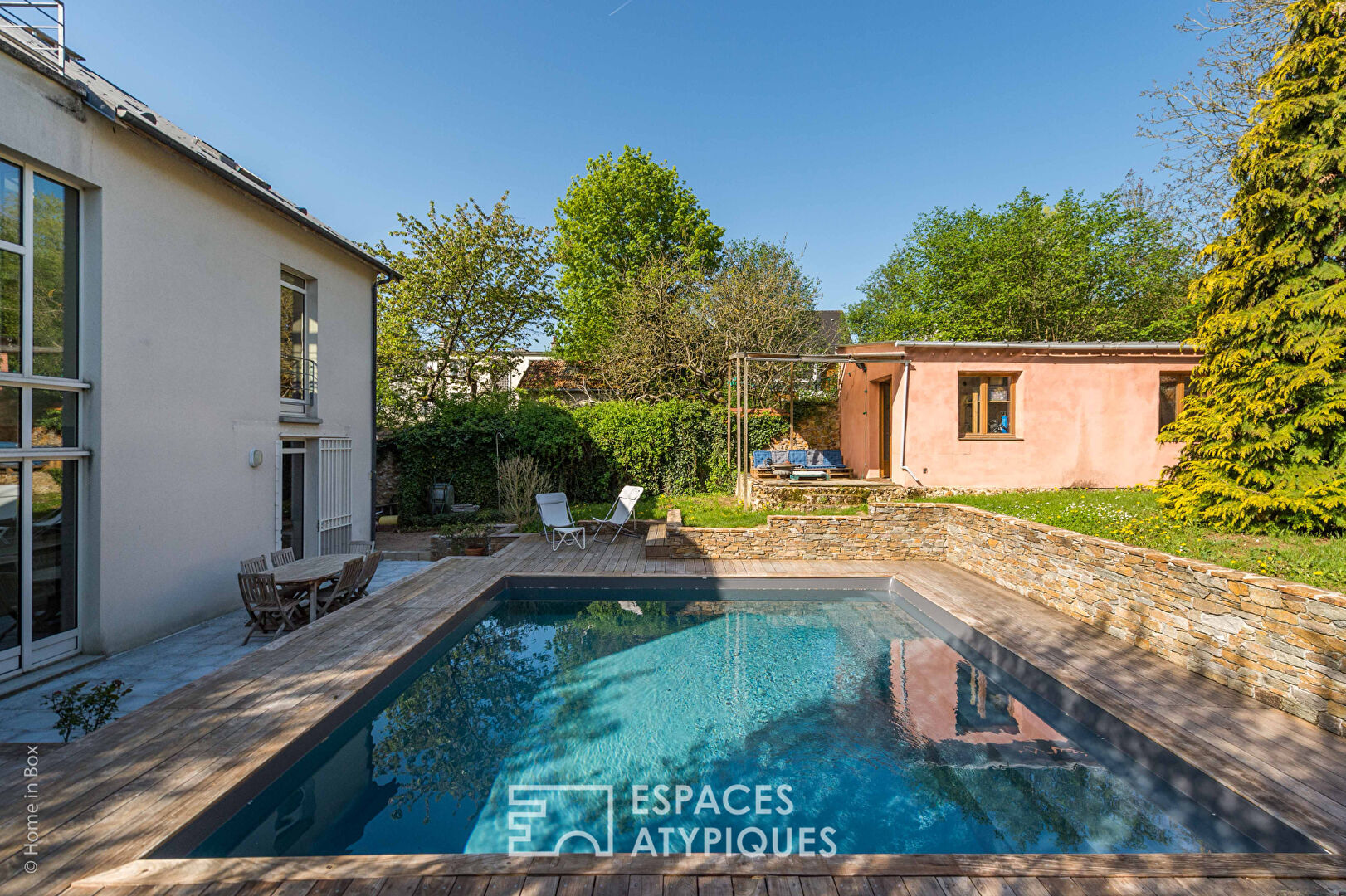 Maison rénovée avec piscine à proximité des commerces et de la gare.