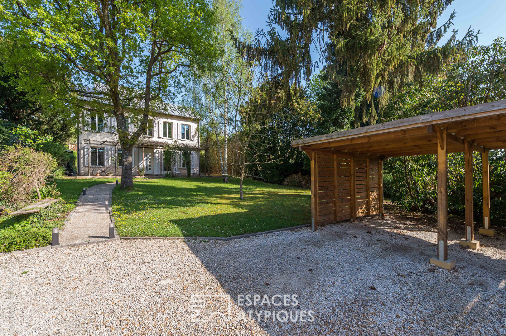 Maison rénovée avec piscine à proximité des commerces et de la gare.