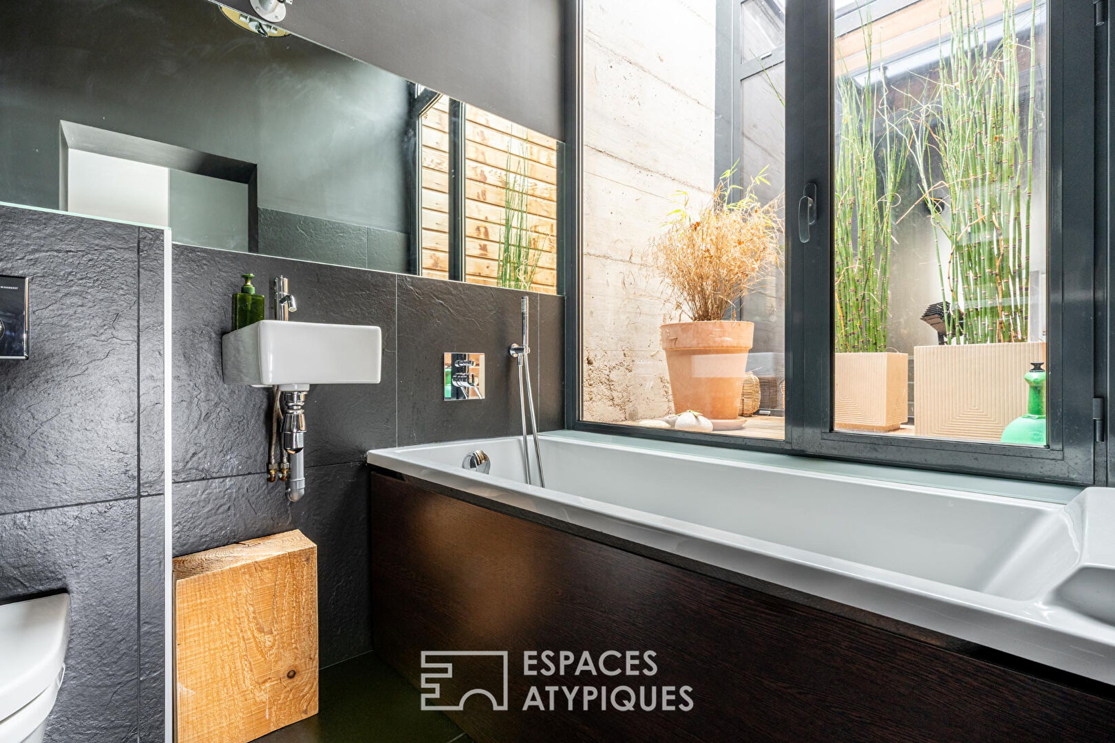 Architect-renovated building in a quiet location with unobstructed views