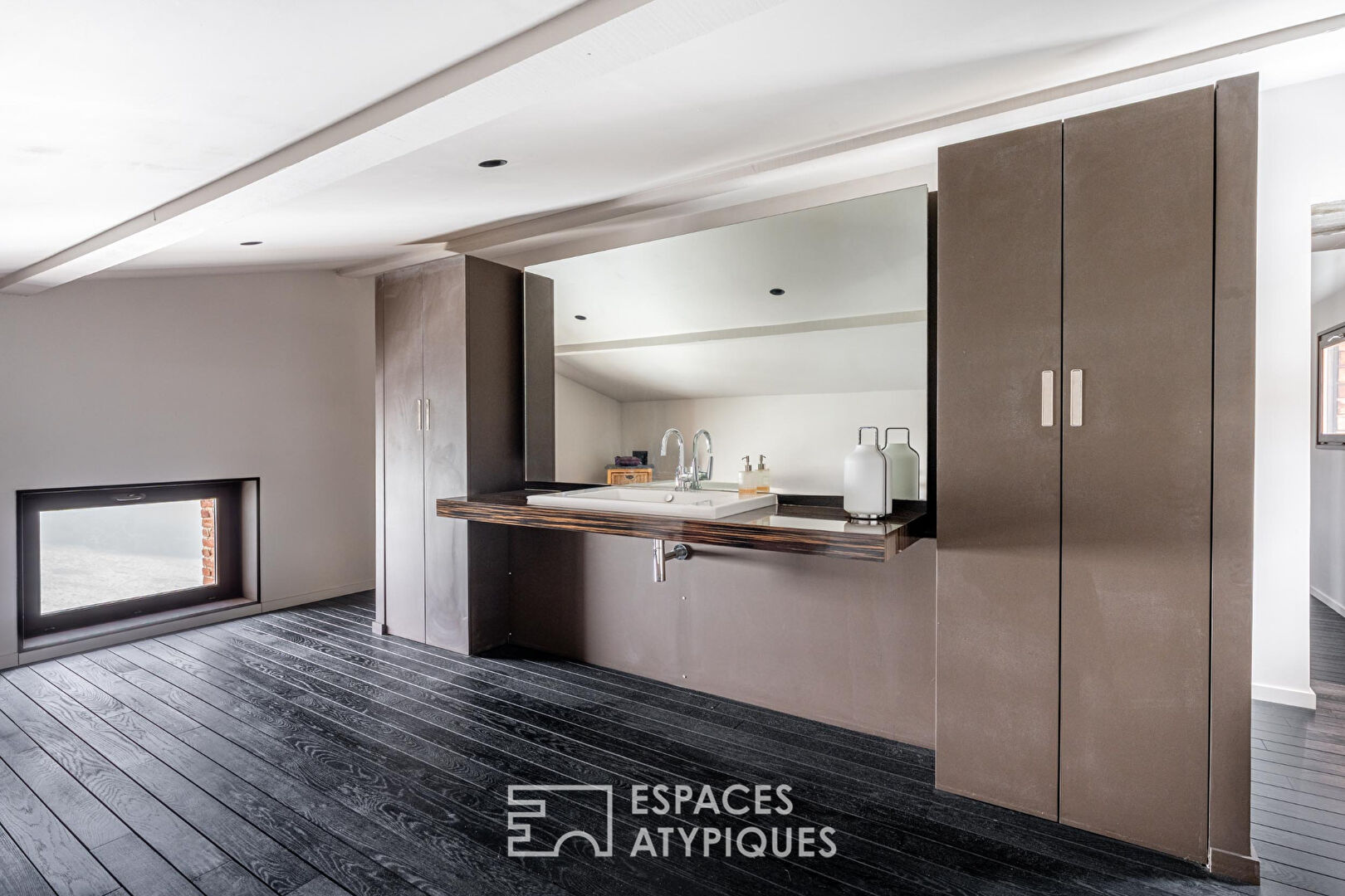 Architect-renovated building in a quiet location with unobstructed views